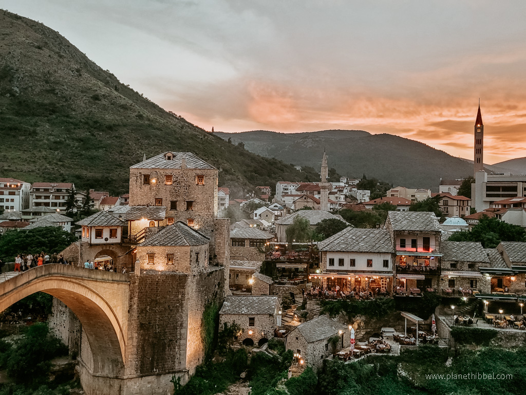https://planethibbel.com/wp-content/uploads/2023/06/Sehenswuerdigkeiten-Mostar-Tipps-Sonnenuntergang-1.jpg