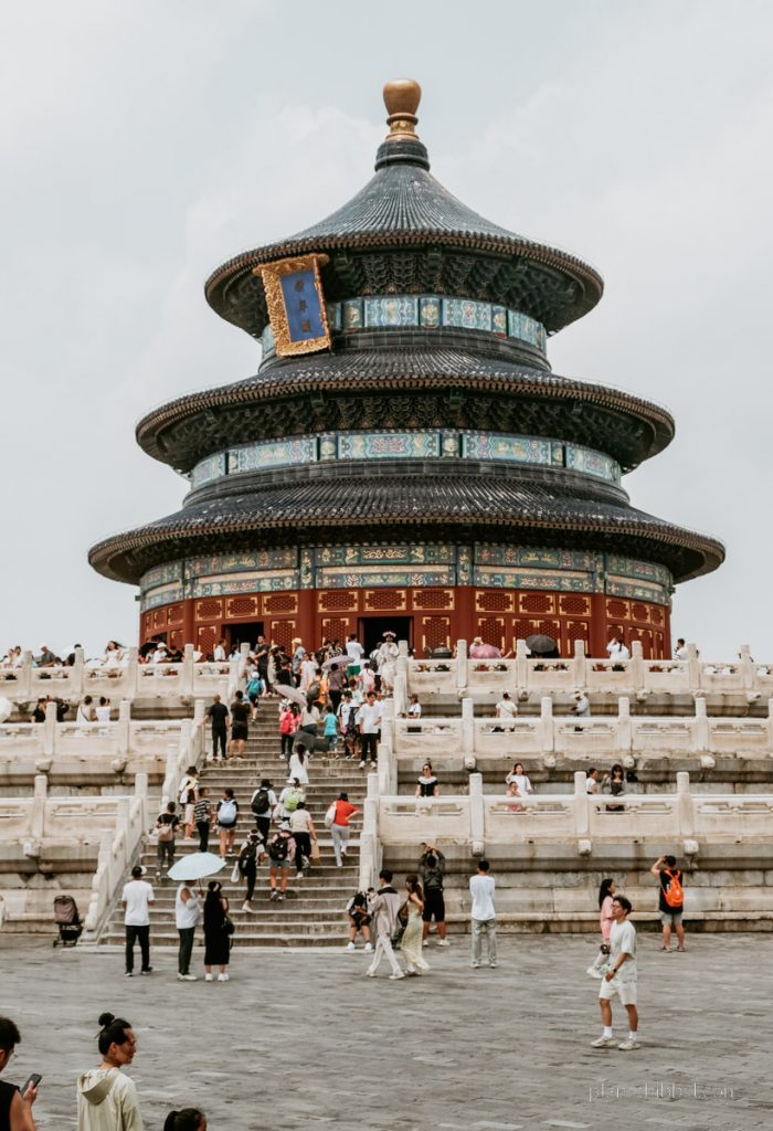 Blick auf einen Tempel des Sommerpalasts in Peking