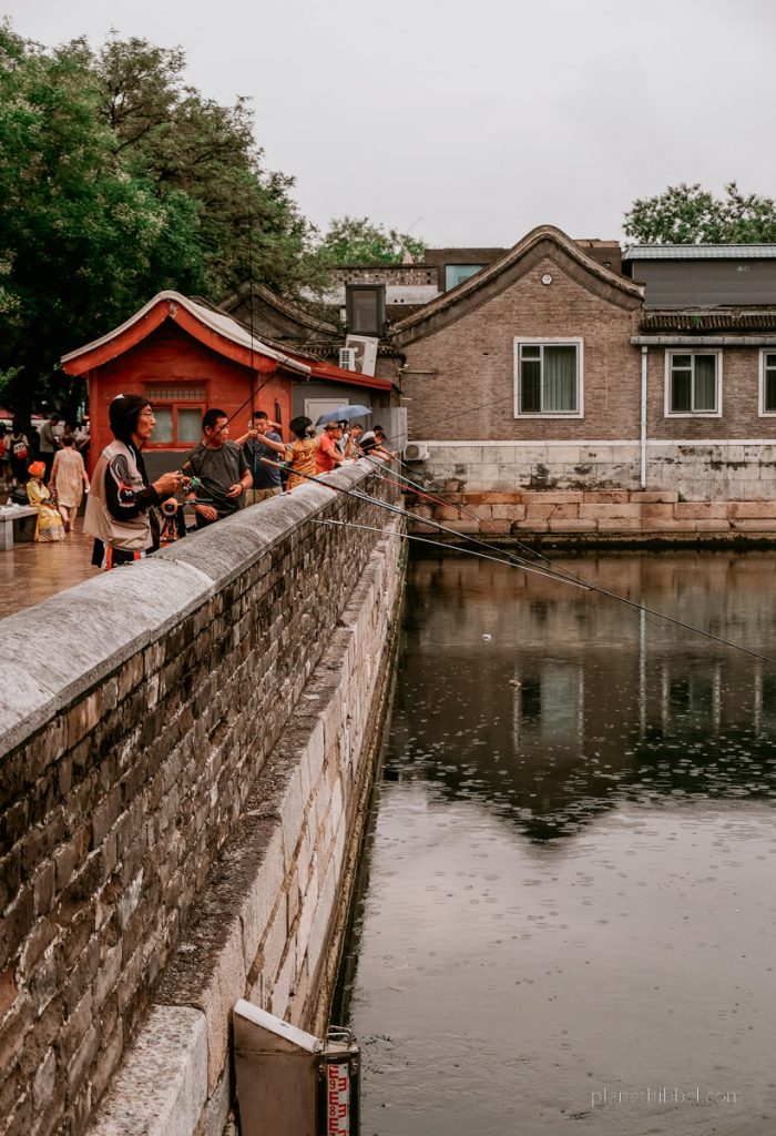 Chinesische Angler an einem Kanal in der Verbotenen Stadt in Peking. 