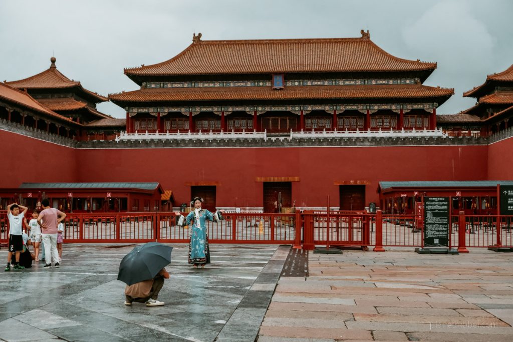 Blick auf die rote Fassade eines Tempels der Verbotenen Stadt in Peking.