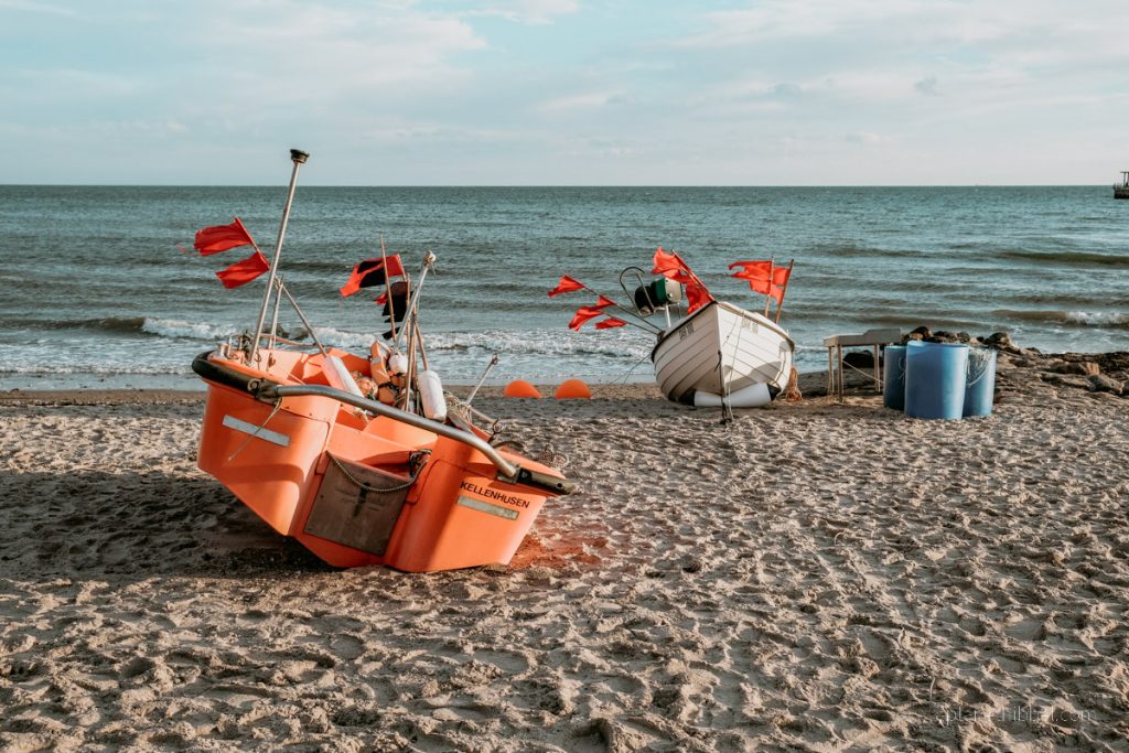 Strand in der Lübecker Bucht mit Fischerbooten