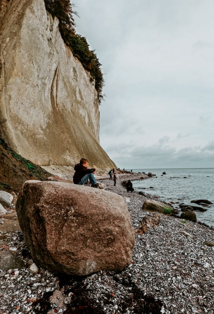 Kreidefelsen auf Rügen vom Strand aus gesehen