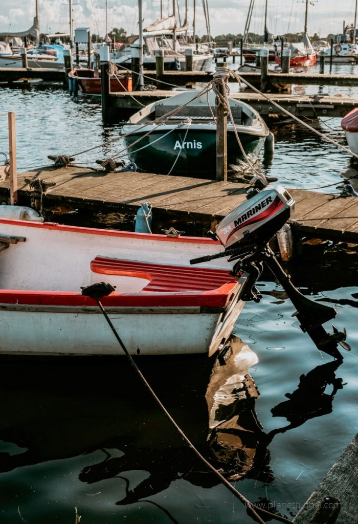 Kleine Boote im Hafen von Arnis