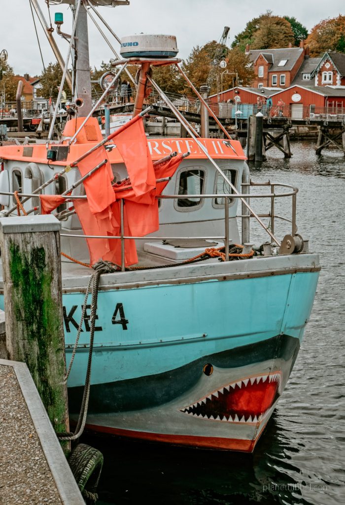 Buntes Fischerboot am Hafen von Eckernförde