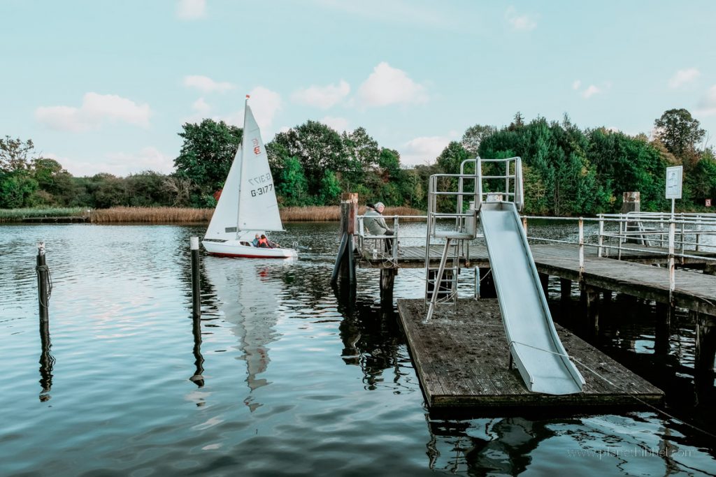 Steg mit Rutsche an der Schlei
