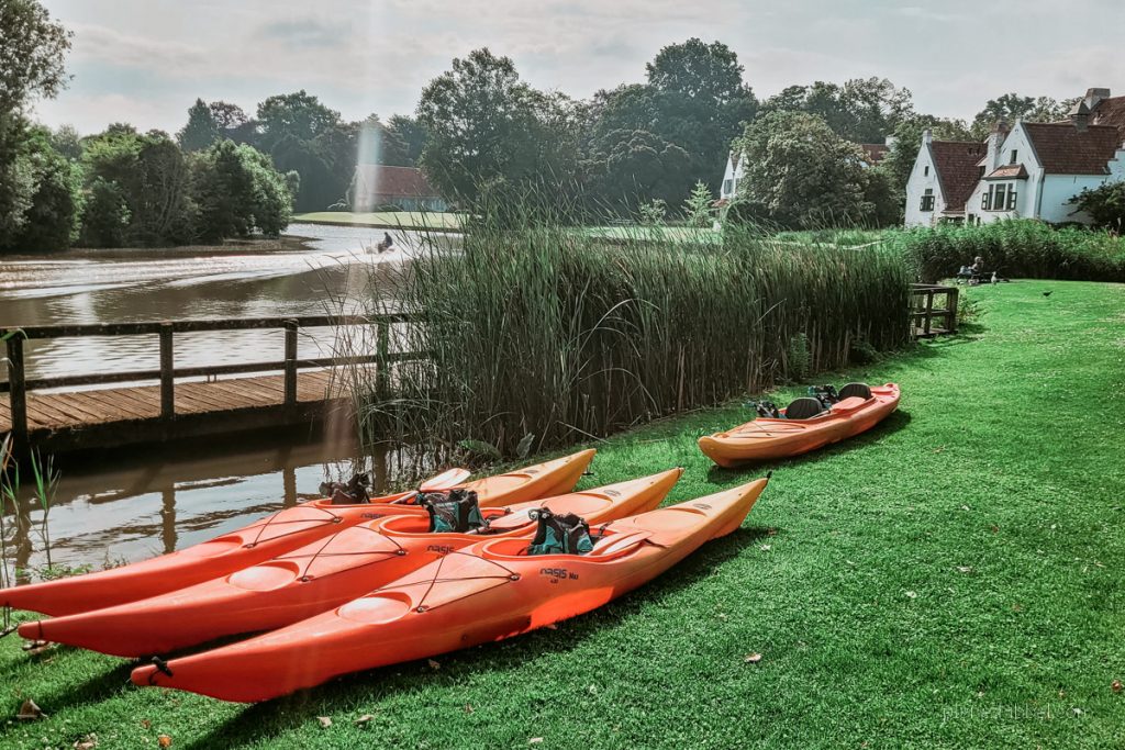 Vier rote Kanus am Ufer der Leie in Sint-Martens-Laatem- 