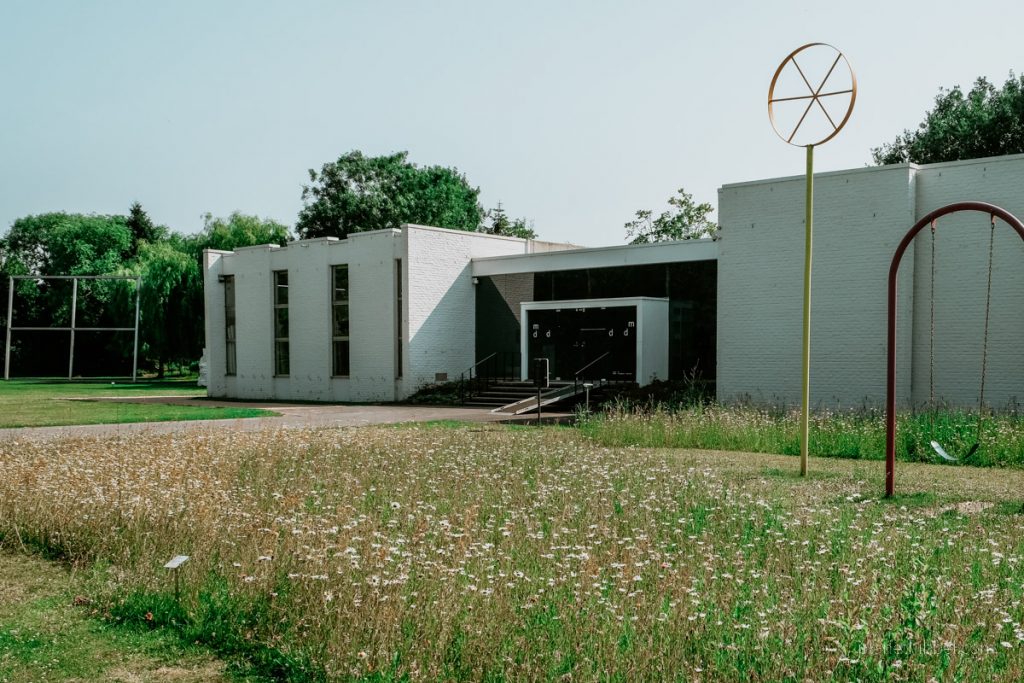 Außenfassade des Kunstmuseums Dondt-Daenens in Deurle. Im Vordergrund Blumenwiese. 