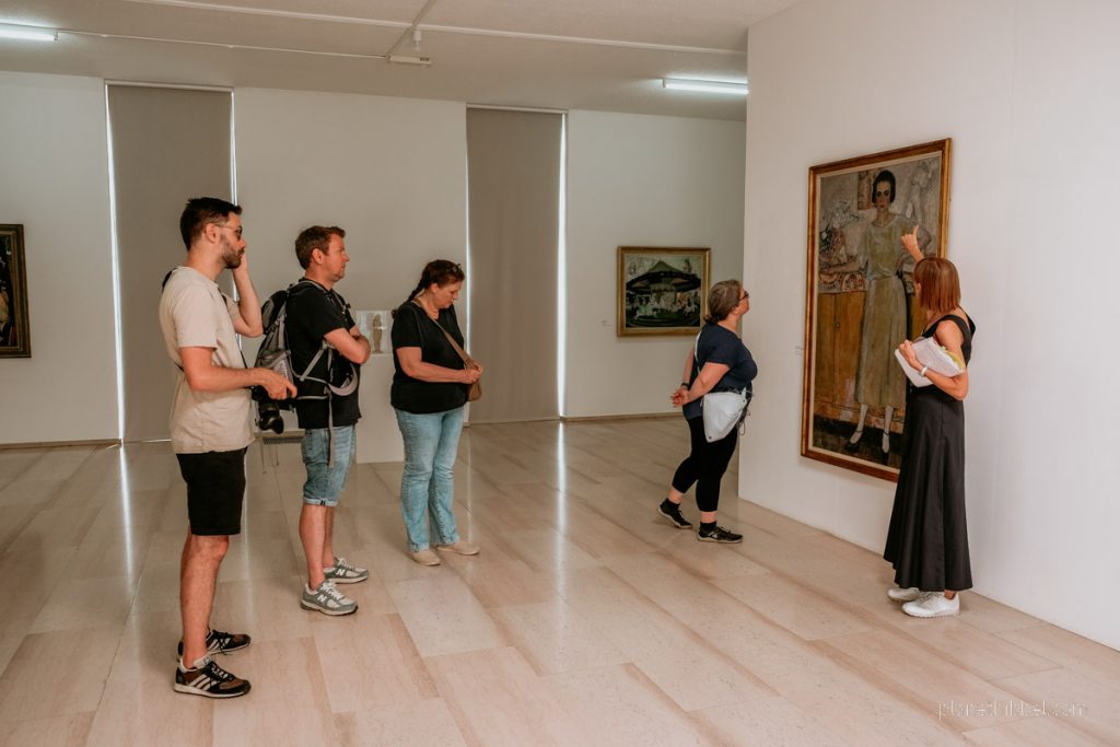 Innenraum des Museum Dondt-Dhaenens in Deurle mit Besucherinnen während einer Führung. 