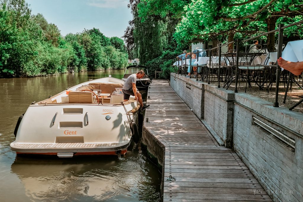 Elektroboot am Steg des Hotel Restaurant Nenuphar an der Leie.