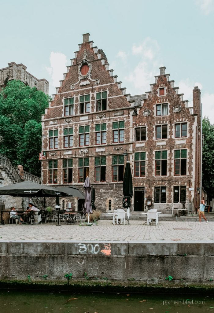 Historische Häuserkulisse in der Stadt Gent. 