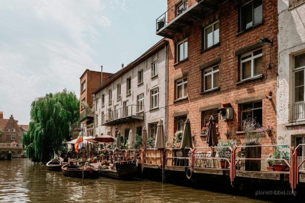 Restaurant-Terrassen am Ufer der Leie in der Stadt Gent. 