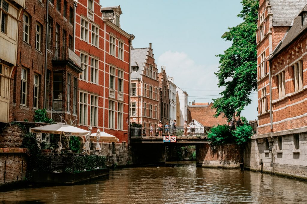 Die Stadt Gent von einem Boot aus betrachtet. Häuserkulisse und Brücke. 