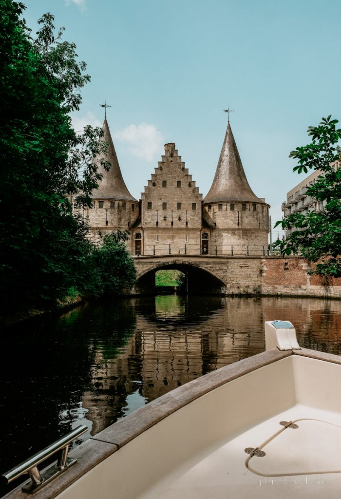 Altes Schleusentor in Gent vom Wasser aus betrachtet. 