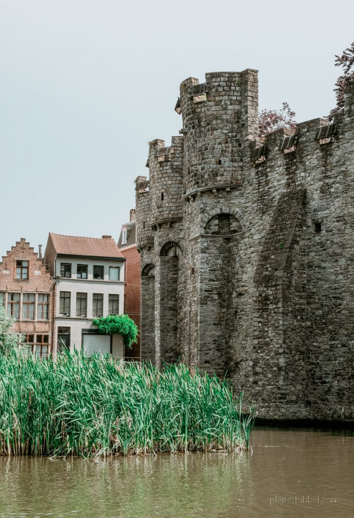 Die Burg Gravensteen in Gent vom Wasser aus betrachtet. 