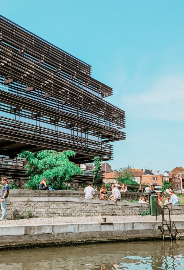 Die moderne Stadtbibliothek in Gent vom Wasser aus betrachtet. 