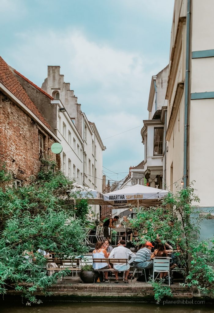 Biergarten vom Wasser aus gesehen in der Stadt Gent. 
