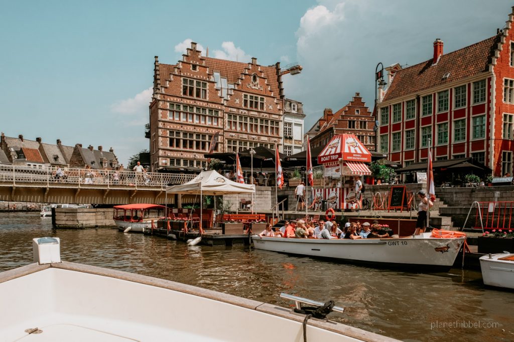 Die Innenstadt von Gent vom Wasser aus betrachtet. Touristenboote und Häuserkulisse. 