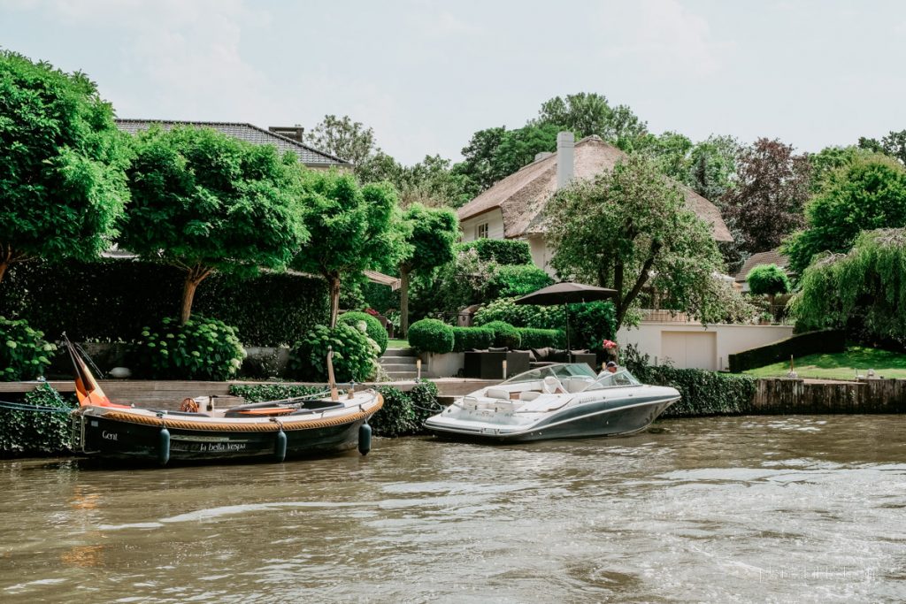 Zwei Boote vor einer Villa in Gent. 