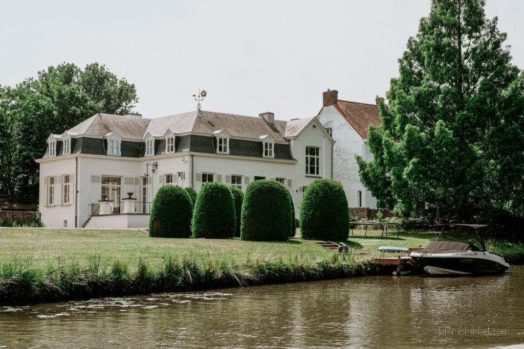 Boot vor einer Villa in Gent. 