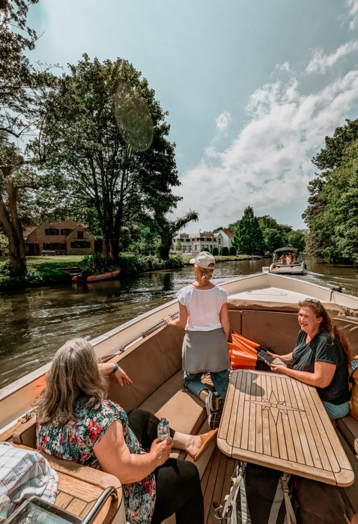 Drei Frauen auf einem Touristenboot in Gent. 