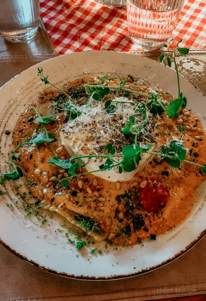 Hausgemachte Ravioli auf Teller im Grand Café Het Koetshuis.