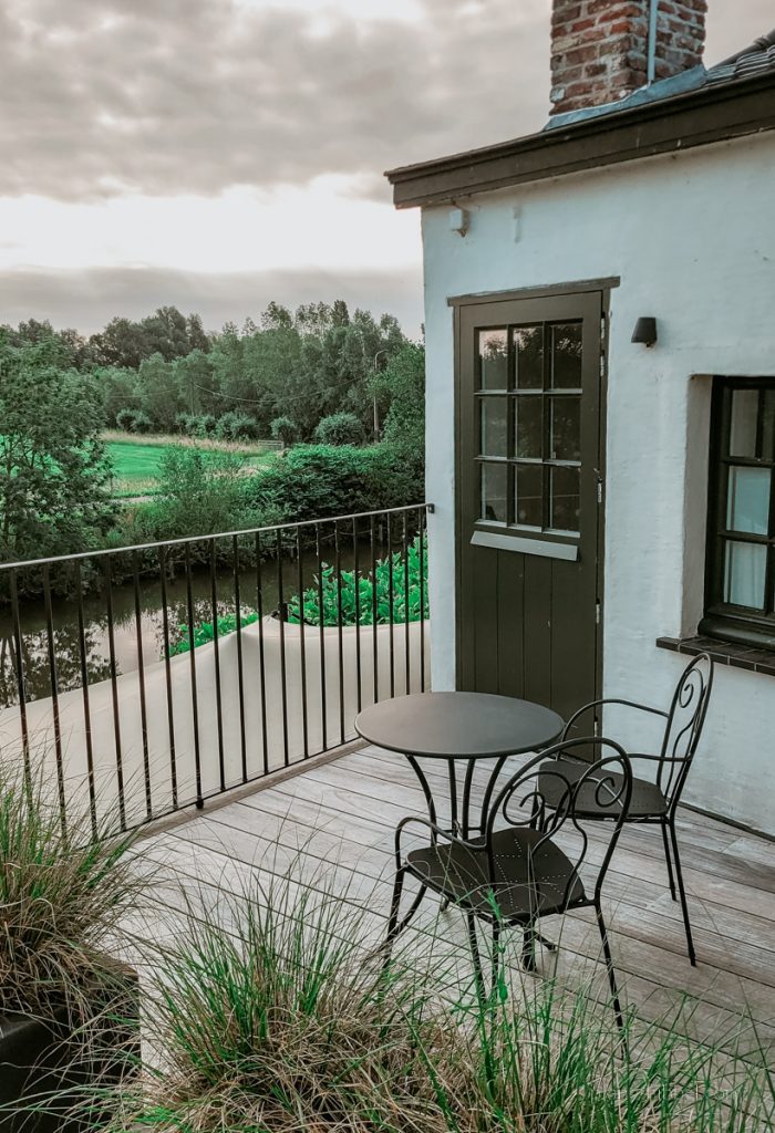 Blick vom Balkon auf die Leie im Hotel Nenuphar. 