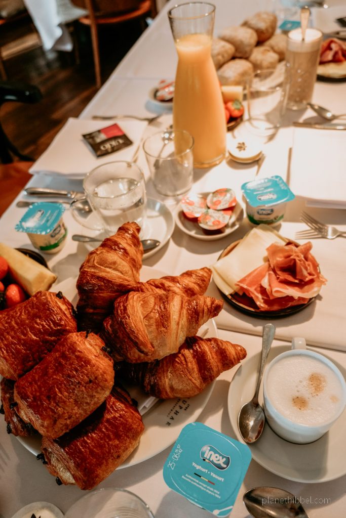 Frühstück mit Crossaints, Kaffee und Obst im Restaurant Nenuphar. 