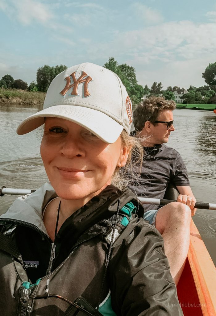 Selfie von zwei Kanufahrern auf der Leie.  