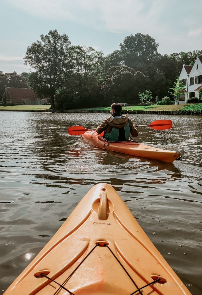 Kanufahrer auf dem belgischen Fluss Leie