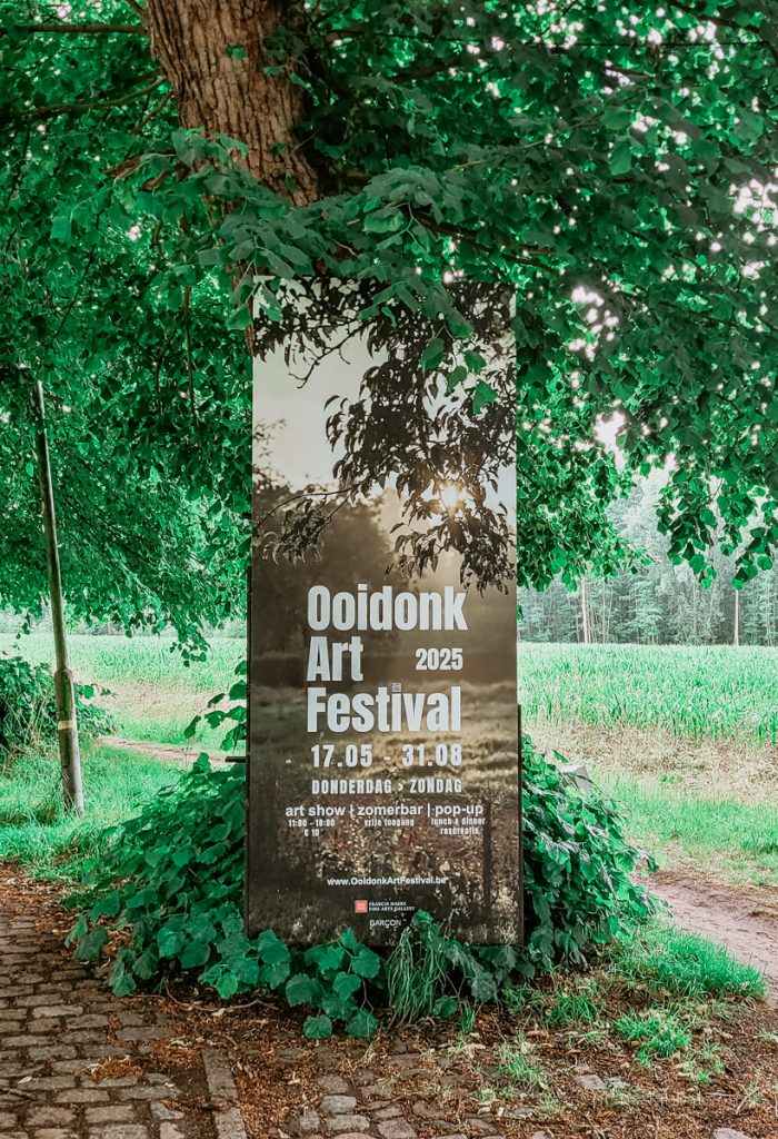 Infoschild des Ooidonk Art Festivals in der Leie-Region. 