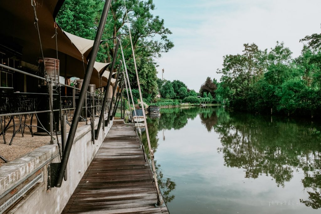 Außenterrasse und hauseigener Steg des Hotel Restaurant Nenuphar an der Leie. 
