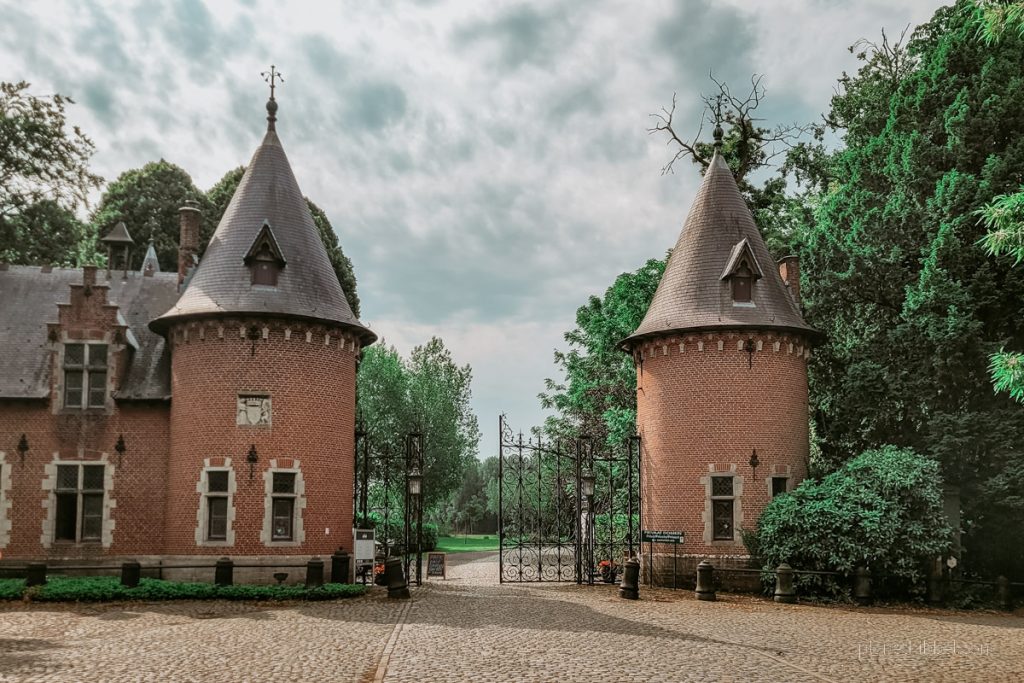 Toreinfahrt mit zwei Wachtürmen zum Schloss Ooidonk. 