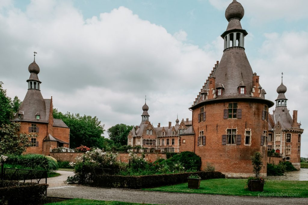 Außenfassade mit Türmen des Wasserschloss Ooidonk in der Leie-Region. 
