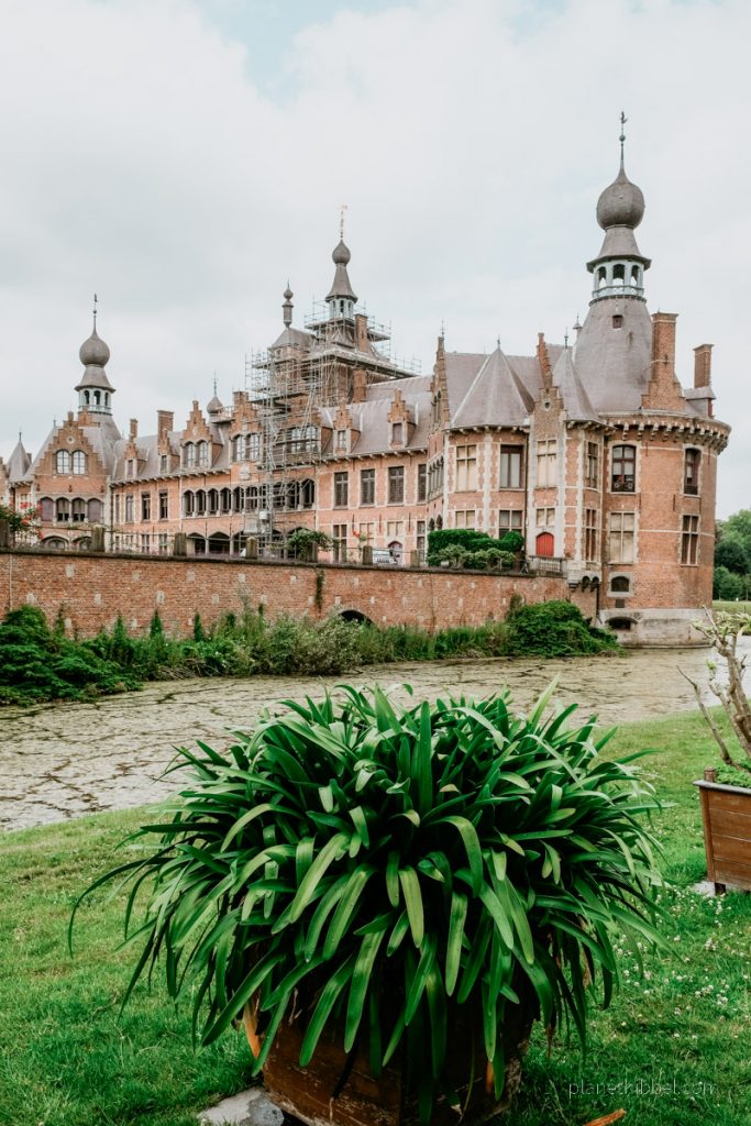 Schloss Ooidonk mit Wassergraben, Schlossmauer und Türmen von außen. 