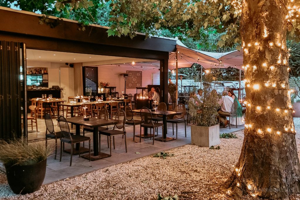 Beleuchtete Terrasse des Restaurant Chez Jean in Sint-Martens-Laatem.