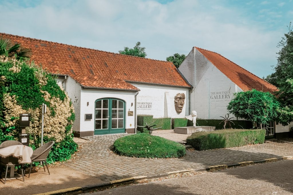 Außenfassade der Boutique Gallerie in Sint-Martens-Latem. 