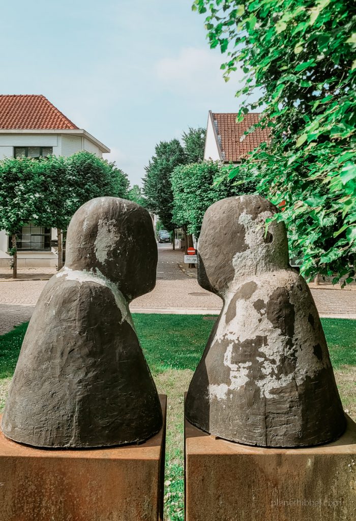 Zwei Steinbüsten in Sint-Martens-Laatem.